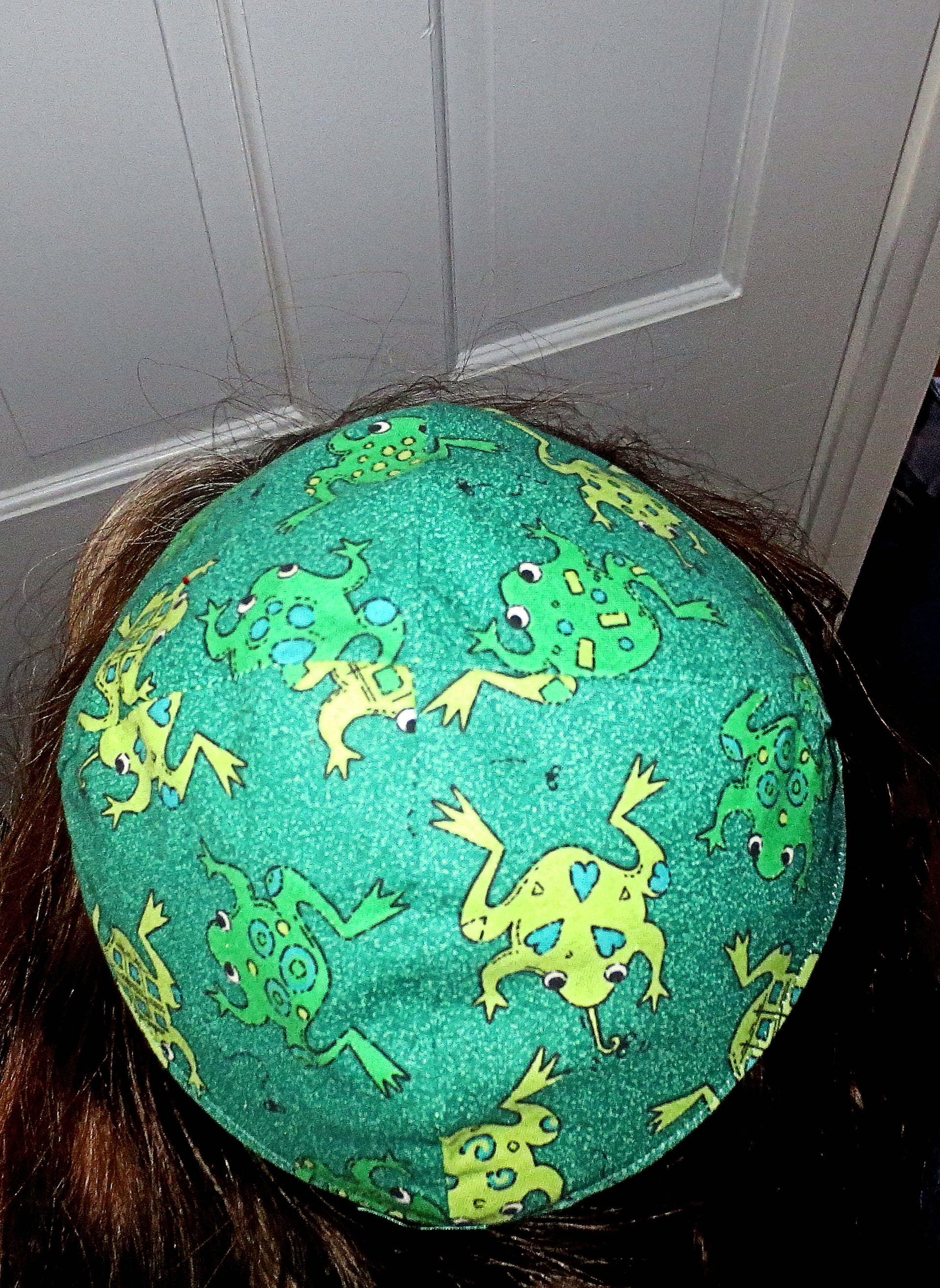 Jumping frogs plagues kippah