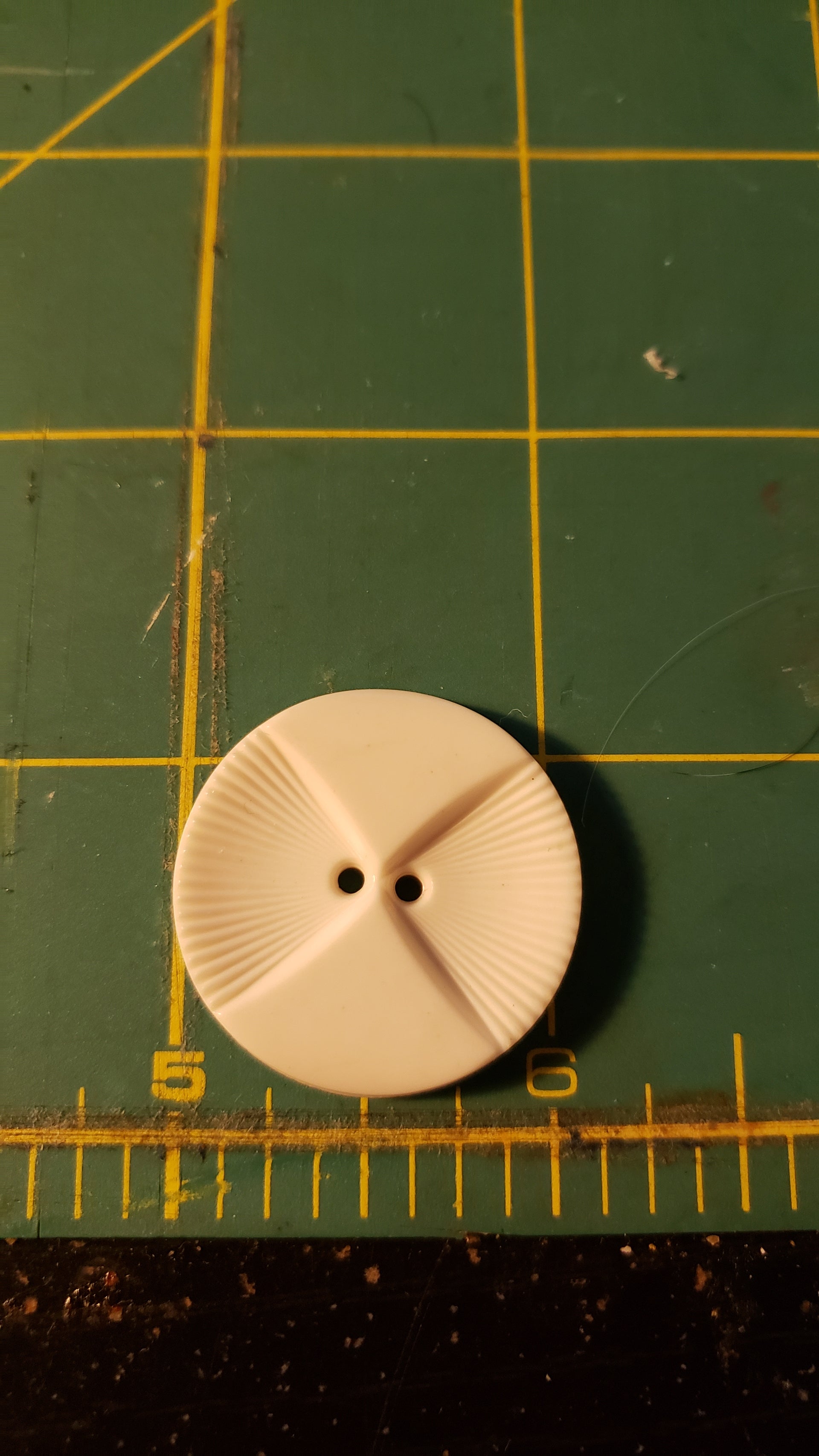 colt # 4 button 1 1/8" / white