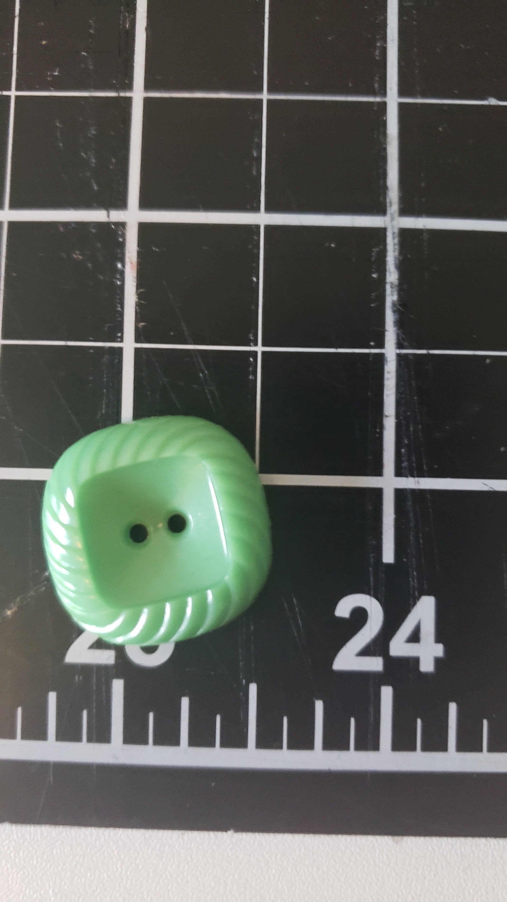 colt # 7 button square with rippled edging 7/8" / green