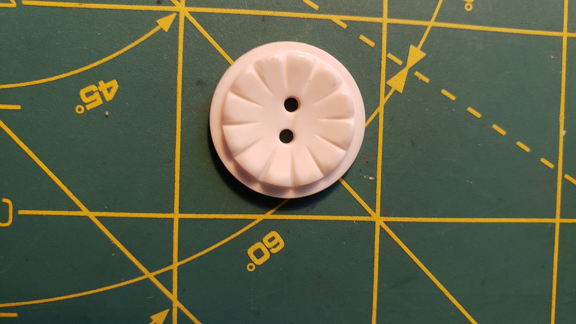 colt button # 3 3/4" / white