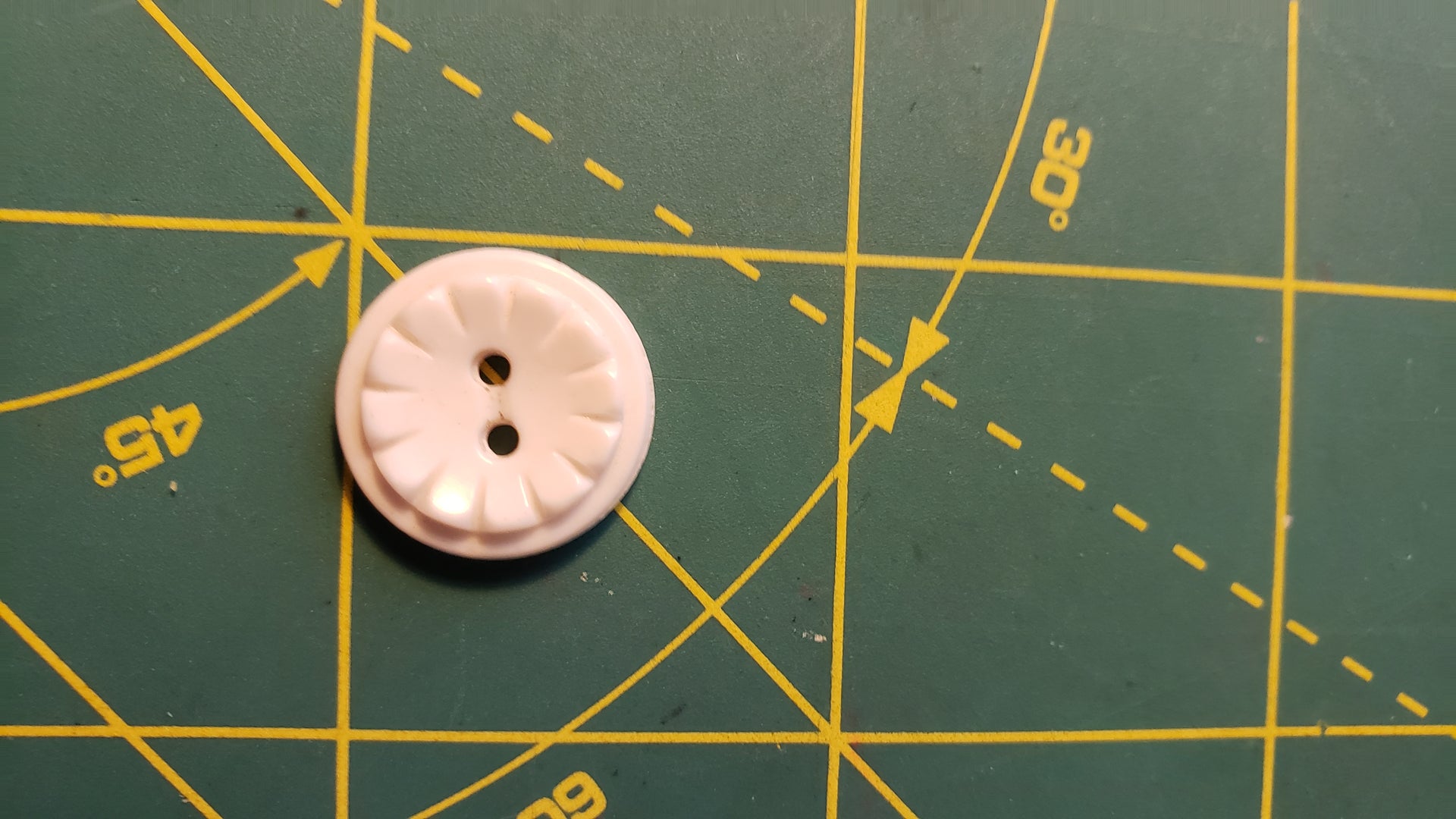 colt button # 3 5/8" / white