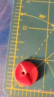 colt # 4 button 3/4" / red