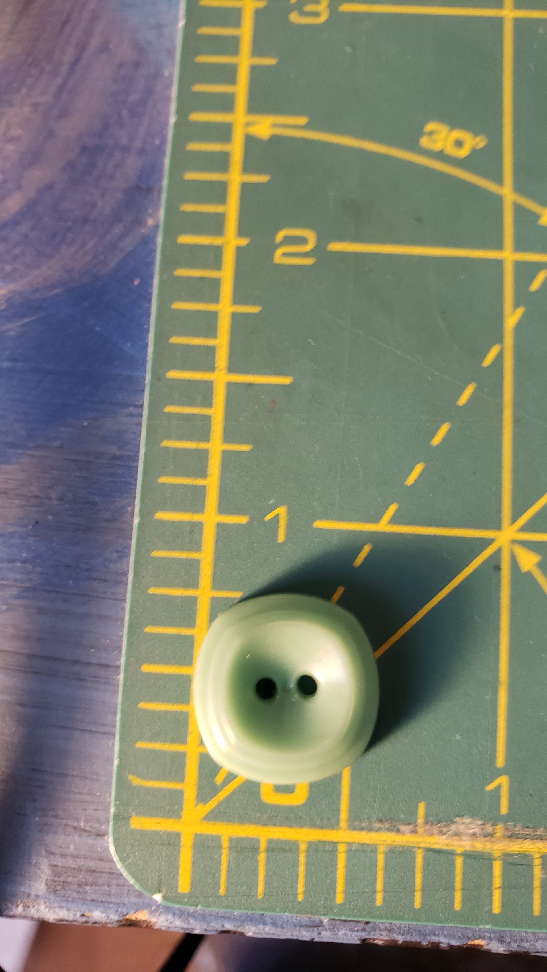 colt # 8 button 5/8" / lime green