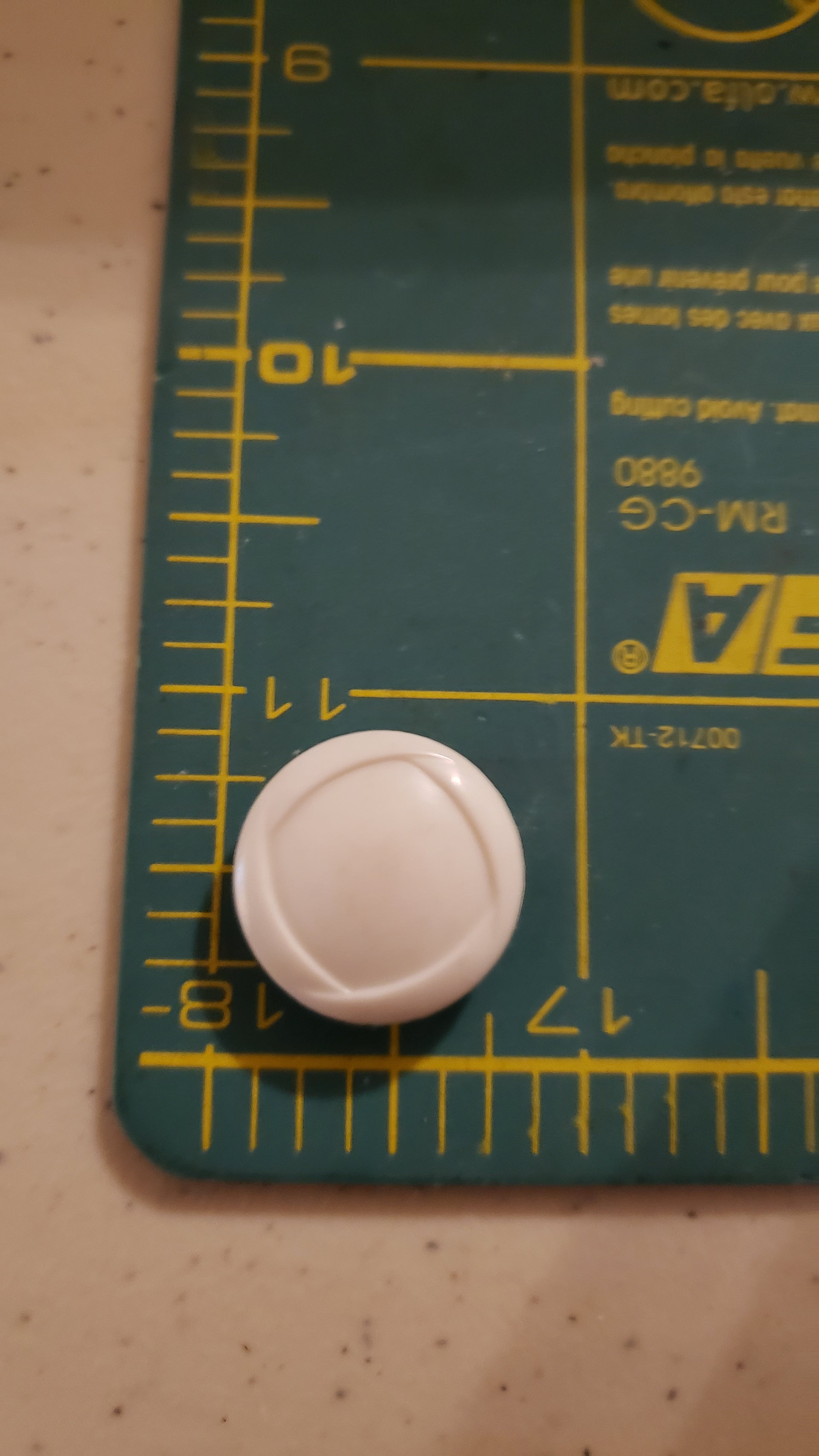 colt button # 2 3/4" / white