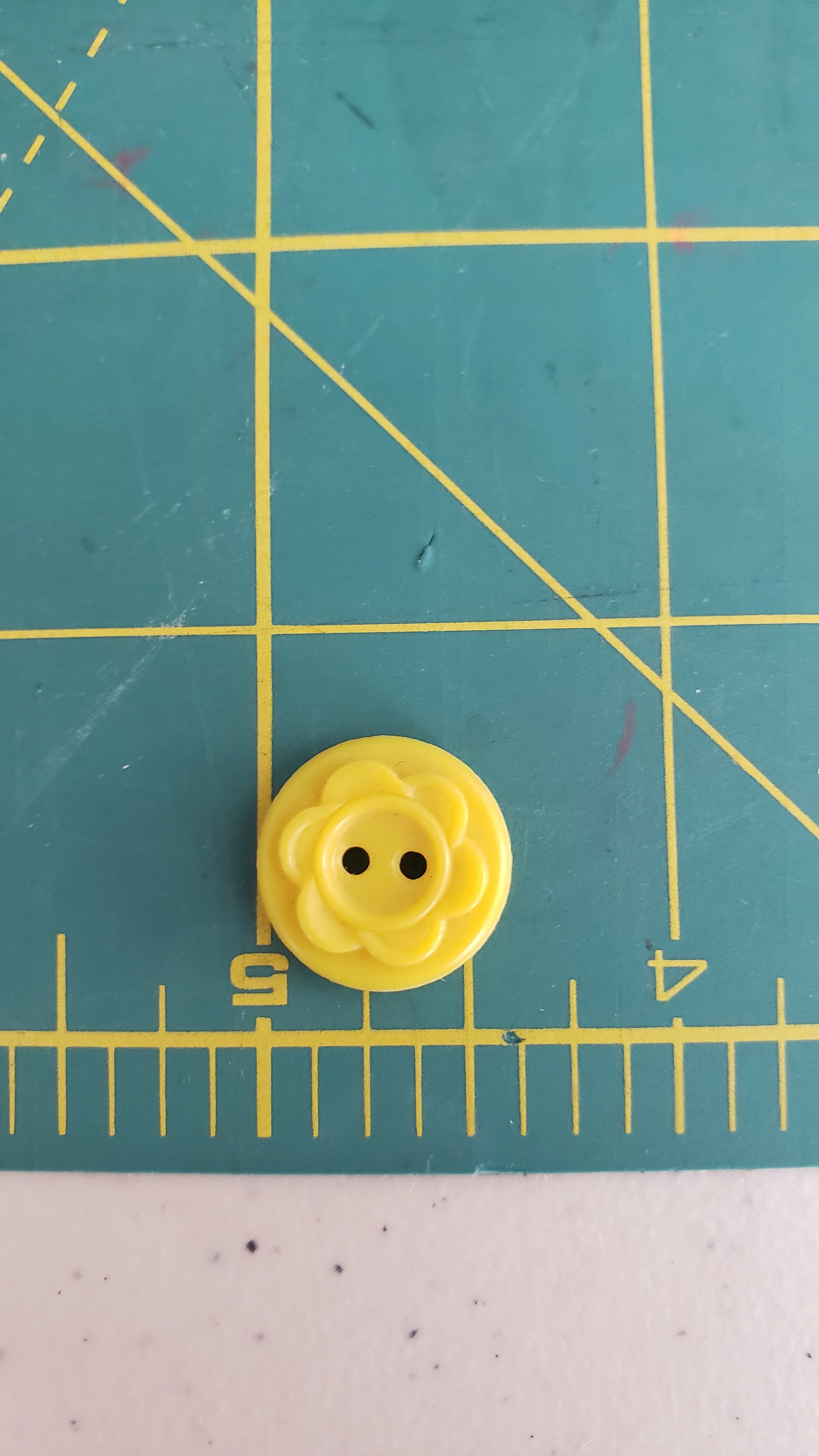 vintage colt sewing buttons # 28 pattern 5/8" / yellow